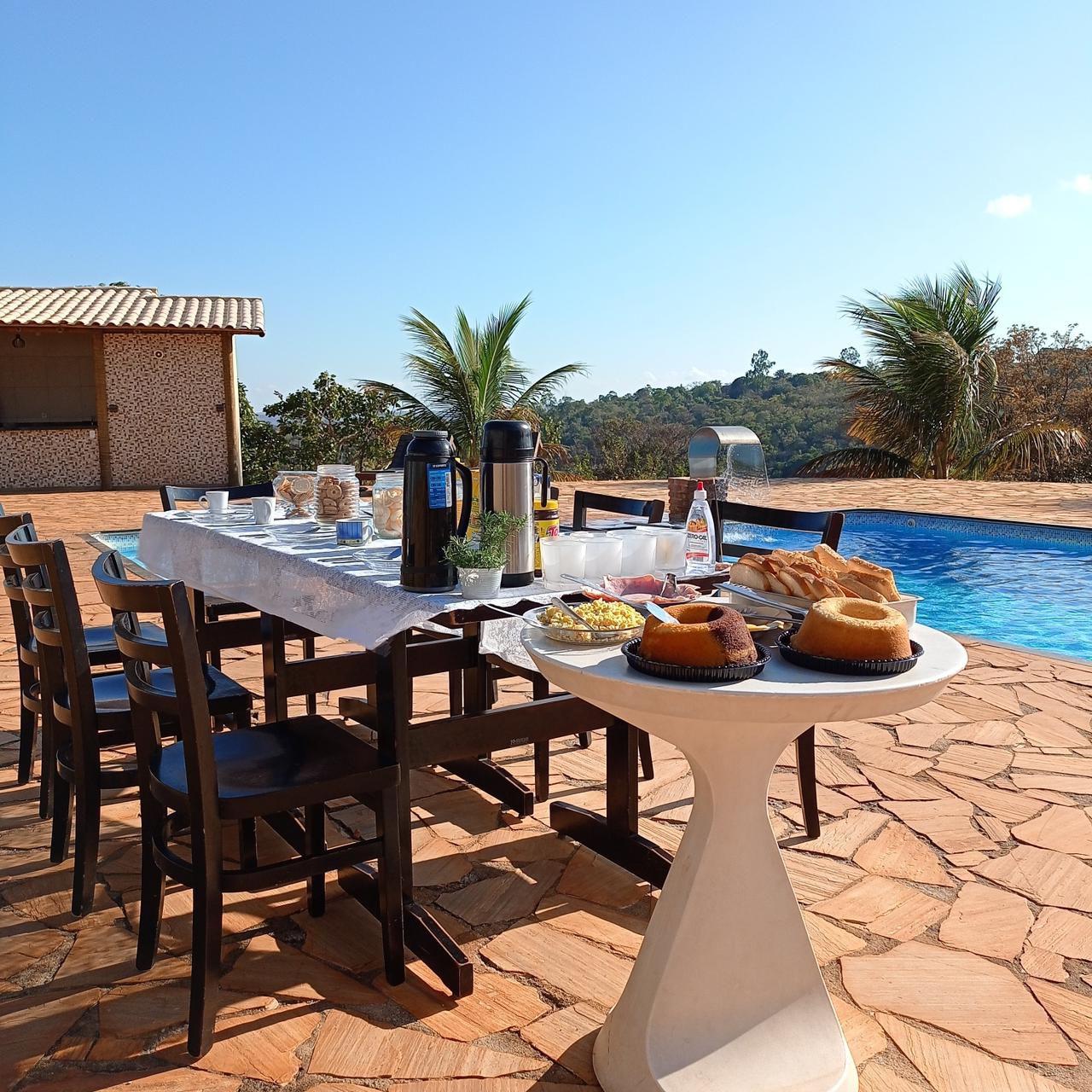 Café da manhã à beira da piscina